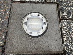 LED-Bodenbeleuchtung auf dem Radweg an der Ammerländer Heerstraße mit gelösten Schrauben. Foto: Stadt Oldenburg LED-Bodenbeleuchtung auf dem Radweg an der Ammerländer Heerstraße mit gelösten Schrauben. Foto: Stadt Oldenburg