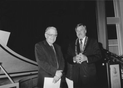 Preisträger Prof. Dr. Noam Chomsky und damaliger Oberbürgermeister Dietmar Schütz. Foto: Ilse Rosemeyer.