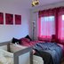 Vorschau: Schlafzimmer mit Bett und Gitterbett in der Wohnung. Foto: Stadt Oldenburg