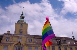 Regenbogenfahne vor dem Oldenburger Schloss. Foto: Alexander Rumyantsev Regenbogenfahne vor dem Oldenburger Schloss. Foto: Alexander Rumyantsev