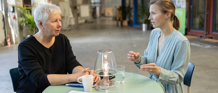 Die beiden Diskutantinnen, von links: Kathrin Würdemann, Leiterin der ExistenzgründungsAgentur für Frauen (EFA), und Stephanie Birkner, Geschäftsführerin des ZUKUNFT.unternehmen. Foto: Bonnie Bartusch