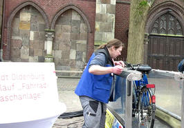 Ein Fahrrad wird in der mobilen Waschanlage gesäubert. Foto: Stadt Oldenburg