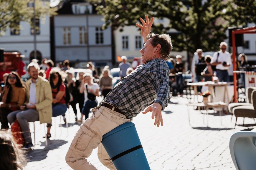 Schauspieler Jo Schmitt testet den Stuhl von Büro+Raumkultur Schumacher. Foto: Izabela Mittwollen