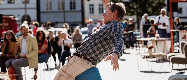 Schauspieler Jo Schmitt testet den Stuhl von Büro+Raumkultur Schumacher. Foto: Izabela Mittwollen