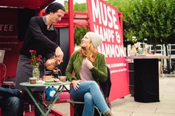 Ein Glas Tee von Tee Gschwendner für die Dame mit dem Outfit von Kaffee und Kleid. Foto: Richard Kachel Ein Glas Tee von Tee Gschwendner für die Dame mit dem Outfit von Kaffee und Kleid. Foto: Richard Kachel