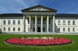 Blühende Begonien vor dem Peter-Friedrich-Ludwig-Hospital. Foto: Hans-Jürgen Zietz