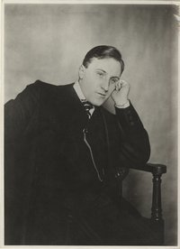 Carl von Ossietzky mit Uhrenkette. Foto: Universität Oldenburg.