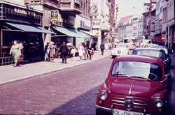 Die heutige Fußgängerzone vor der Sperrung für den Verkehr. Foto: Stadtmuseum Oldenburg