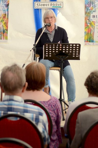 Hanna Seipelt stellt die Arbeit des Literaturforum Oldenburg vor. Foto: Stadt Oldenburg