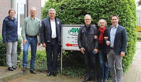 Dirtje Gradtke (Stadt), Andreas Wylenzek (AWB), Gilles Bourdouleix, Michel Champion, Dolmetscherin und Volker Schneider-Kühn (AWB) vor dem Eingang des AWB in der Wehdestraße. Foto: Stadt Oldenburg