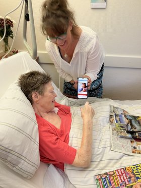 Die Kulturgeragogin Annie W. am Bett einer Seniorin. Foto: privat