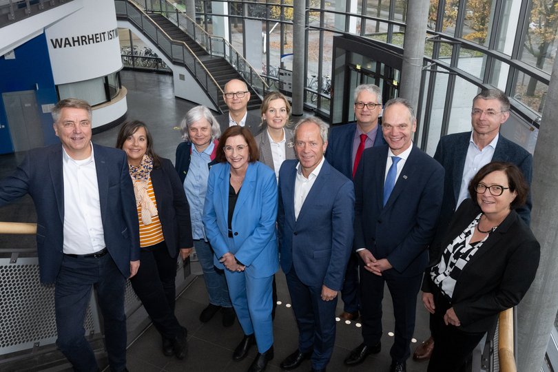 Die Verwaltungsspitze mit Oberbürgermeister Jürgen Krogmann (1. von links) und das Präsidium um Uni-Präsident Prof. Dr. Ralph Bruder (3. von rechts) zogen ein positives Fazit ihrer Zusammenarbeit.  Foto: Daniel Schmidt/Universität Oldenburg