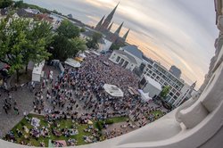 Blick aus dem Schloss auf den Schlossplatz während des Kultursommers. Foto: Sascha Stüber