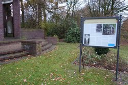 Infotafel vor der Ringpfeilerhalle. Foto: Stadt Oldenburg