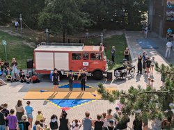 Auftritt der Zirkus AG beim Schulfest. Foto: IGS Flötenteich Auftritt der Zirkus AG beim Schulfest. Foto: IGS Flötenteich