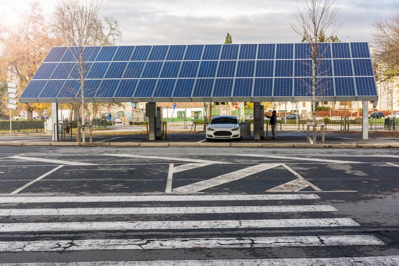 Elektromobilstation mit Photovolatikanlage auf dem Dach. Foto: Enrique del Barrio/ adobe stock