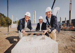 Hermann Schüller (von links), 2. Vorsitzender des Vereins Baskets4Life, Oberbürgermeister Jürgen Krogmann und Jesper Strube, Geschäftsstellenleiter der Goldbeck Nord GmbH. Foto: Ulf Duda