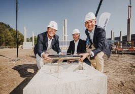 Hermann Schüller (von links), 2. Vorsitzender des Vereins Baskets4Life, Oberbürgermeister Jürgen Krogmann und Jesper Strube, Geschäftsstellenleiter der Goldbeck Nord GmbH. Foto: Ulf Duda