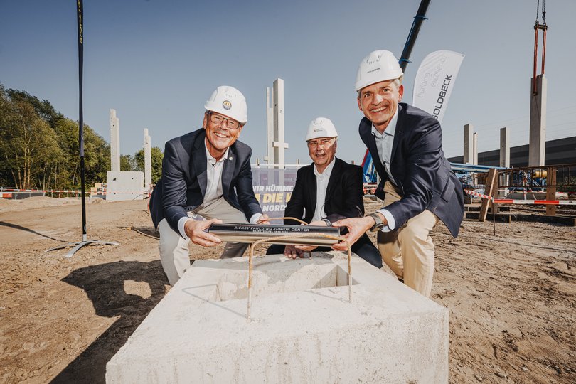 Hermann Schüller (von links), 2. Vorsitzender des Vereins Baskets4Life, Oberbürgermeister Jürgen Krogmann und Jesper Strube, Geschäftsstellenleiter der Goldbeck Nord GmbH. Foto: Ulf Duda