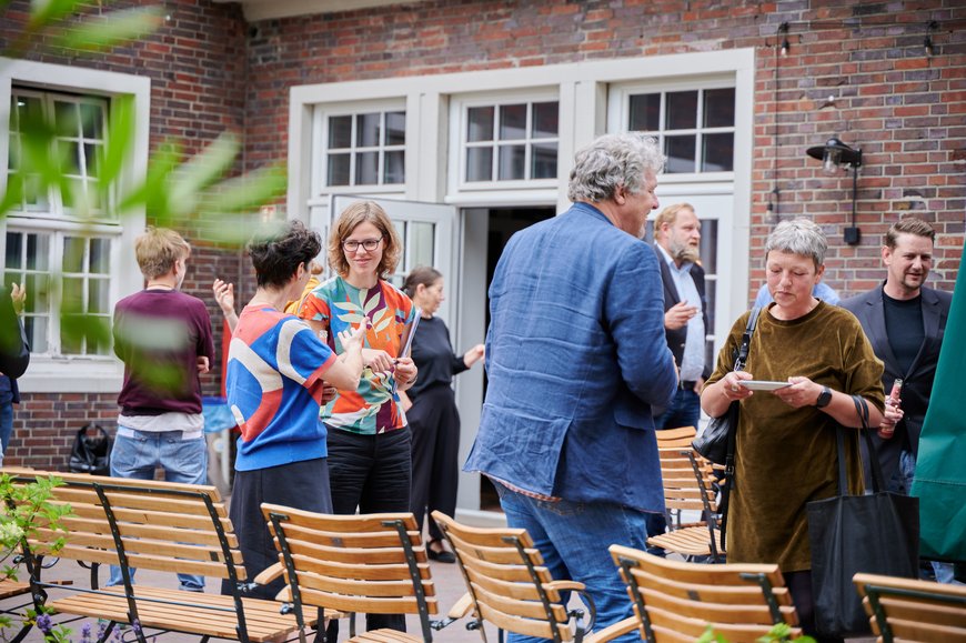 Teilnehmerinne und Teilnehmer tauschen sich nach der Präsentation aus. Foto: Benjamin Klingebiell