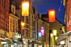 Einstimmung auf die gemütliche Jahreszeit – bunte Laternen über der Oldenburger Haarenstraße. Foto: Hans-Jürgen Zietz.