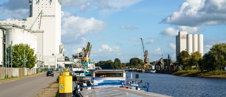 Blick auf den Oldenburger Hafen und angrenzende Unternehmen. Foto: Mittwollen & Gradetchliev