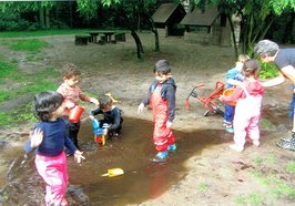 Kinder spielen in einer Pfütze. Foto: Stadt Oldenburg