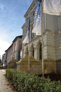 Der historische Eingang des Landesmuseums für Natur und Mensch. Foto: Lena Nietschke Der historische Eingang des Landesmuseums für Natur und Mensch. Foto: Lena Nietschke