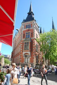 Oldenburger Rathaus mit Menschen. Foto: Stadt Oldenburg