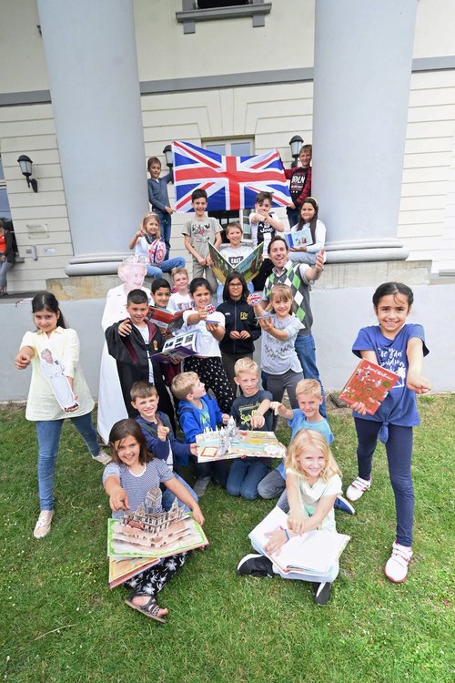 Foto: KIBUM Der britische Autor David Fermer (im grün-grauen Pulli) inmitten der Klassen 3c von der Grundschule Nadorst. Foto: KIBUM