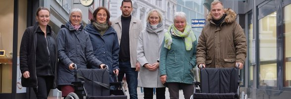 Die Rollstühle sind an verschiedenen Stellen im Oldenburger Stadtgebiet ausleihbar. Vertreterinnen und Vertreter der Stadtverwaltung, der Oldenburg Tourismus und Marketing GmbH sowie des COREs stellten das Projekt vor. Foto: Sascha Stüber