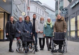 Die Rollstühle sind an verschiedenen Stellen im Oldenburger Stadtgebiet ausleihbar. Vertreterinnen und Vertreter der Stadtverwaltung, der Oldenburg Tourismus und Marketing GmbH sowie des COREs stellten das Projekt vor. Foto: Sascha Stüber