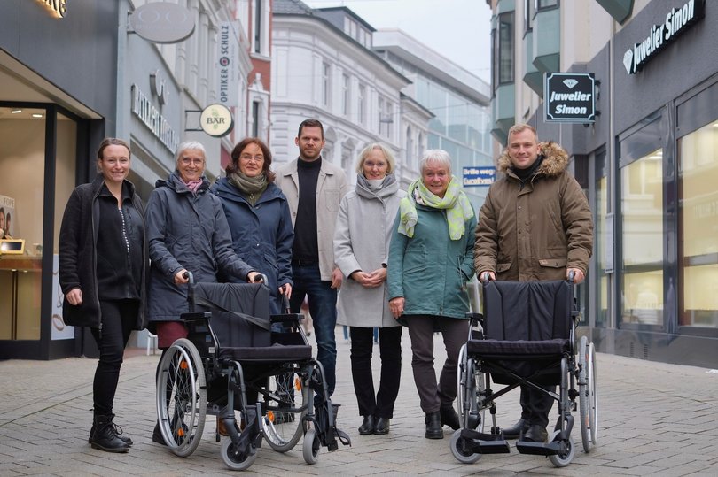 Die Rollstühle sind an verschiedenen Stellen im Oldenburger Stadtgebiet ausleihbar. Vertreterinnen und Vertreter der Stadtverwaltung, der Oldenburg Tourismus und Marketing GmbH sowie des COREs stellten das Projekt vor. Foto: Sascha Stüber