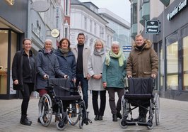 Die Rollstühle sind an verschiedenen Stellen im Oldenburger Stadtgebiet ausleihbar. Vertreterinnen und Vertreter der Stadtverwaltung, der Oldenburg Tourismus und Marketing GmbH sowie des COREs stellten das Projekt vor. Foto: Sascha Stüber