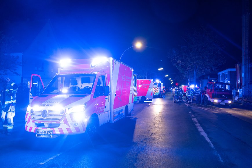 Mehrere Einsatzfahrzeuge auf der Alexanderstraße. Foto: Sascha Stüber