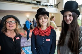 „Kulturnotarin“ Christine Bernsmann und die „Maklerinnen“ Linda Baumert und Rebecca Lemke (von links) standen beim Marktplatz helfend zur Seite. Foto: Dirk Lindes.