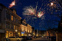 Neujahrsfeuerwerk über der Oldenburger Innenstadt. Foto: Hans-Jürgen Zietz