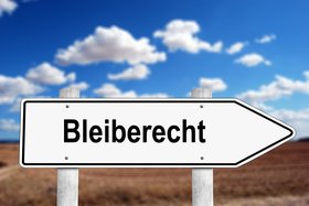 Wegschild mit der Beschriftung Bleiberecht. Foto: pixabay.com