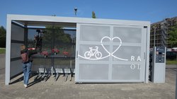 Eine Person stellt ein Fahrrad in die Sammelschließanlage. Foto: Stadt Oldenburg