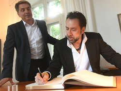 Nicolas Cage trägt sich ins Goldene Buch der Stadt ein. Foto: Torsten von Reeken Nicolas Cage trägt sich ins Goldene Buch der Stadt ein. Foto: Torsten von Reeken