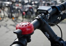 Fahrradlenker mit roter Klingel und Tacho. Foto: Peter Duddek