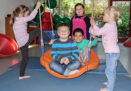 Kinder schaukeln. Foto: Stadt Oldenburg