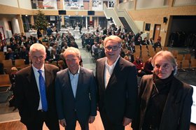 Hauptreferent Dr. Holger Schmieding, Ralph Wilken (Wirtschaftsförderung), Oberbürgermeister Jürgen Krogmann und Schulleiter Artur Büttner konnten rund 160 Teilnehmende zum 38. Kontaktpunkt Wirtschaft in der BBS 3 begrüßen. Foto: Jörg Hemmen