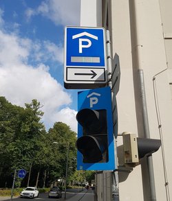 Schilder vor der Einfahrt zum Parkhaus. Foto: Stadt Oldenburg Schilder vor der Einfahrt zum Parkhaus. Foto: Stadt Oldenburg