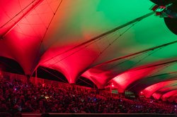 Perfekte Beleuchtung: Das Tribünendach war beim Stadionsingen am 13. Dezember in rot-grünes Licht getaucht. Foto: Sascha Stüber Perfekte Beleuchtung: Das Tribünendach war beim Stadionsingen am 13. Dezember in rot-grünes Licht getaucht. Foto: Sascha Stüber