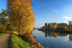 Herbstbunte Bäume an Hunte und Küstenkanal in Oldenburg. Foto: Hans-Jürgen Zietz