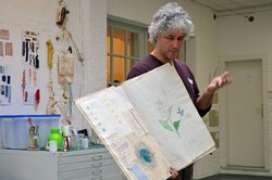 Peter Reichenbach beim Vorstellen eines selbst angelegten Färberbuchs. Foto: Stadt Oldenburg