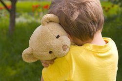 Junge mit Teddy. Foto: Marzanna Syncerz/Fotolia.com