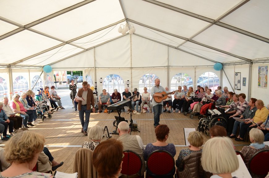 Besucherinnen und Besucher des Kulturfestivals nehmen am Liederabend teil. Foto: Stadt Oldenburg