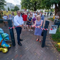 Start für Bewegung, Spiel und Spaß in der Innenstadt: Oberbürgermeister Jürgen Krogmann und Sportausschuss-Vorsitzende Petra Averbeck eröffneten am 15. August die neue Freizeitfläche an der 91er-Straße. Foto: Sascha Stüber Start für Bewegung, Spiel und Spaß in der Innenstadt: Oberbürgermeister Jürgen Krogmann und Sportausschuss-Vorsitzende Petra Averbeck eröffneten am 15. August die neue Freizeitfläche an der 91er-Straße. Foto: Sascha Stüber